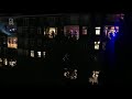 Omwonenden Van Maanenbad zingen You'll never walk alone tijdens 'silent' disco. Video: Tessa Hofland
