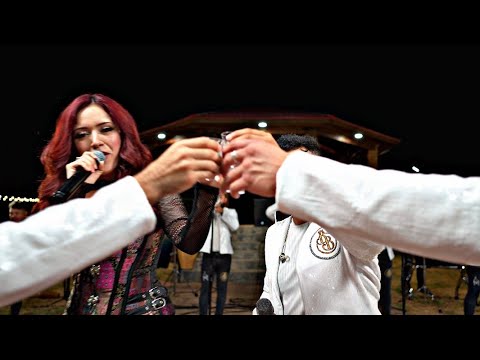 Janine x Banda de Bandas - Besos y Copas [En Vivo]
