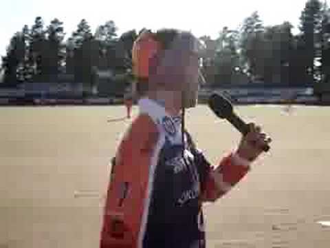 Antti Hartikainen saa palkinnon tennisottelun voitosta