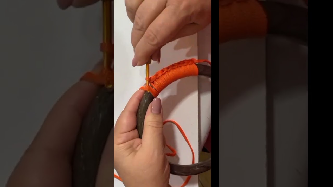 Watch Now Como colocar a alça de crochê, na alça de resina. Como colocar a alça de crochê, na alça de resina.