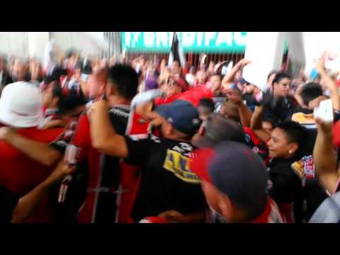 "Previa // Hinchada de Chacarita vs Ferro BN 2016" Barra: La Famosa Banda de San Martin &bull; Club: Chacarita Juniors