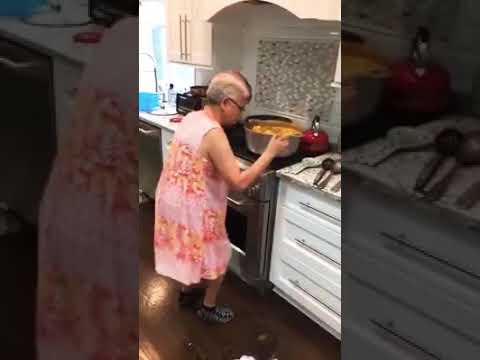Nonna che balla da ubriaca | VIDEO SPETTACOLARE