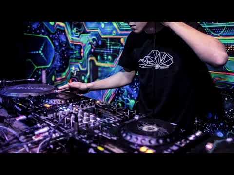 Avicii vs. GTA vs. Henrix & Digital Lab - Hit It Silhouettes (Hardwell Mashüp)