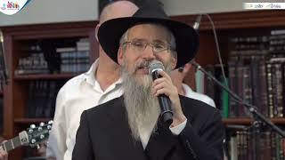 סרטון מרגש: אברהם פריד שר לרפואה של הרבנית לאו עם בנה הצעיר