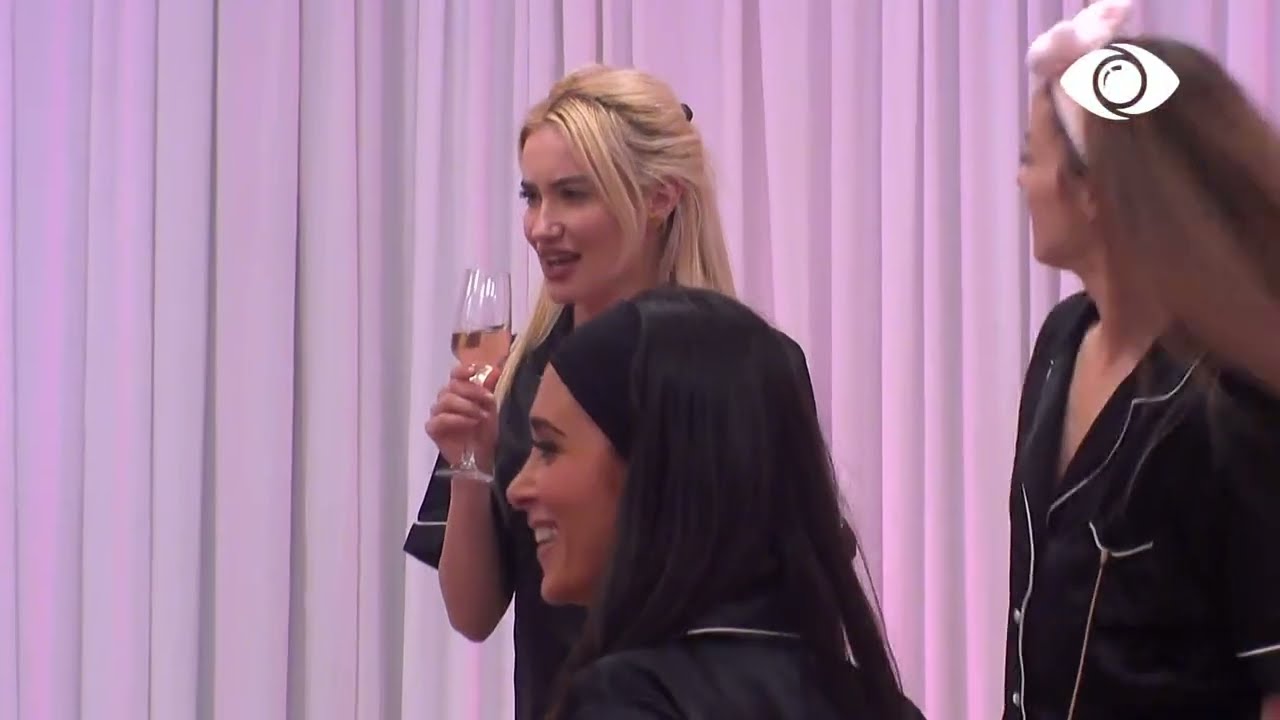 Pyjama Party/ Vajzat këndojnë dhe kërcejnë