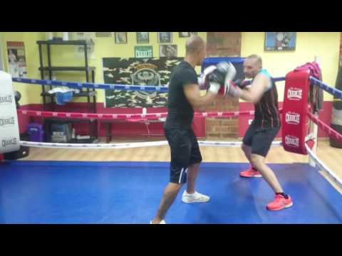 Alvaro Cordero Quesada en las manoplas con Jose Miguel Bolivar Ramos en Team Toni Moreno