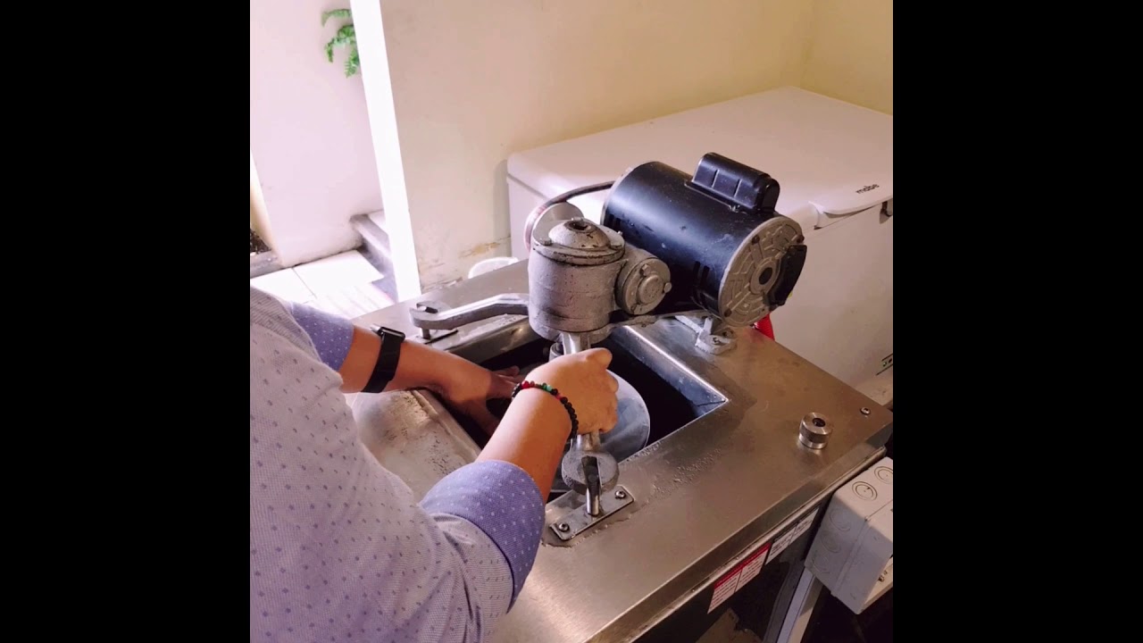 Demostración de máquina fabricadora de nieve y helado