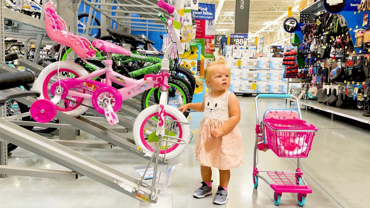 Maggie and Naomi go Shopping