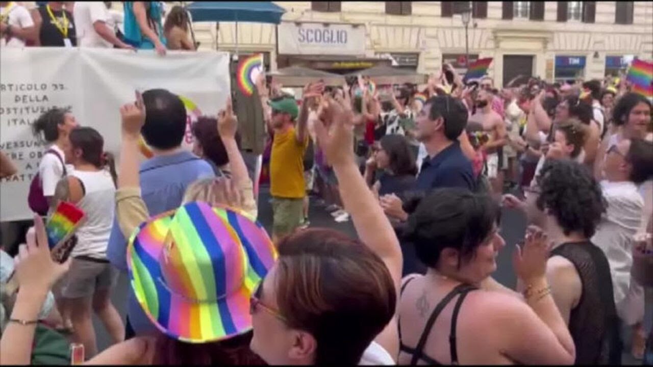 Una marea arcobaleno balla in strada Ymca al Pride di Roma