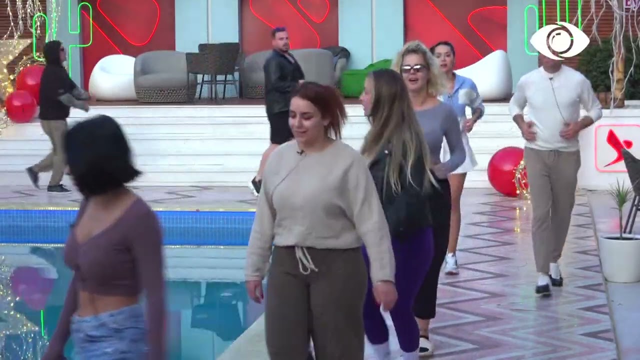 Banorët vrapojnë rreth pishinës dhe diskutojnë për cigaret