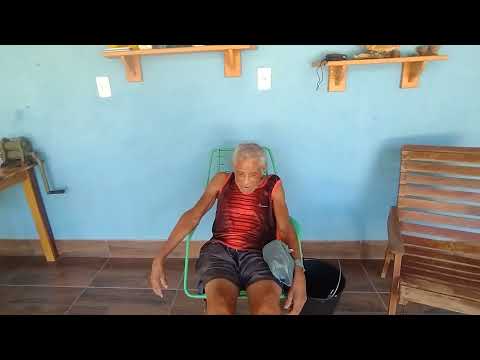 Mostrado a dona Lina  cuidando das plantas que ganhou em barroquinha ceará 