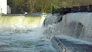 preview picture of video 'Backbarrow Bridge Whitewater Flood Video.AVI'