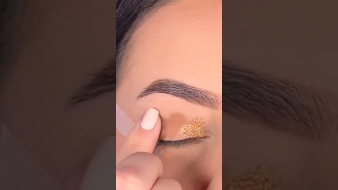 Eye makeup using fingers as an alternative to brushes 👌#eyemakeup #shorts