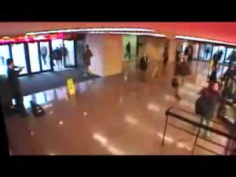 Joshua Bell playing violin in DC Metro Station. Please Stop and Hear the Music!!!