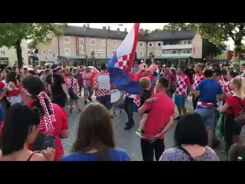 Kroaten feiern trotz Niederlage ausgelassen auf Rathausplatz Traunreut