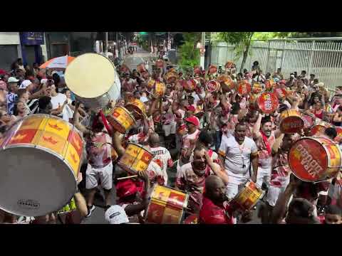 Bateria da Viradouro no ensaio de rua para o carnaval 2026