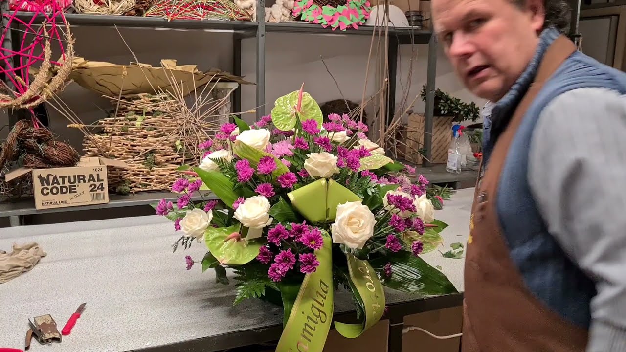 Watch Now Tutorial composizione fiori lutto. Come fare una ciotola di fiori per funerale - Fiorista Bandera Tutorial composizione fiori lutto. Come fare una ciotola di fiori per funerale - Fiorista Bandera
