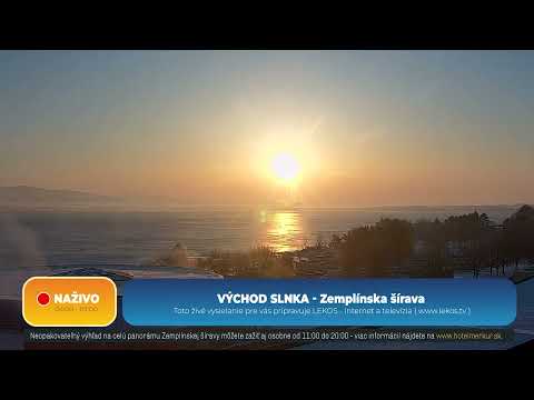 Januárový východ slnka nad zamrznutou šíravou