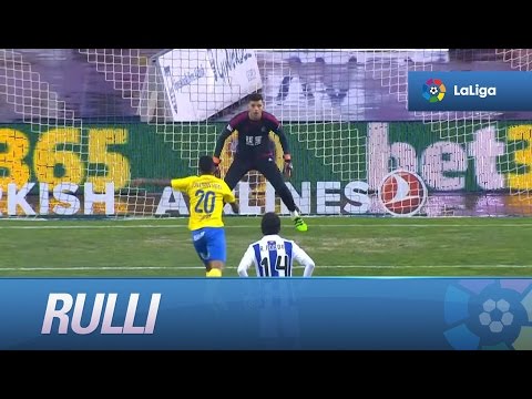 Rulli deteniendo un lanzamiento de penalti de Jonathan Viera