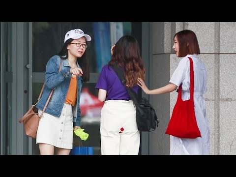 當姑娘月經時遇到這樣的尷尬，幸好有路人及時告知她！