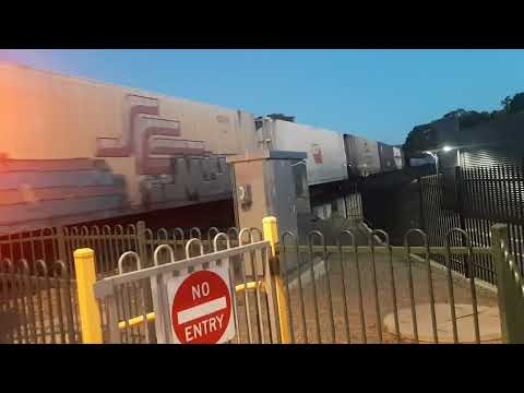 6MP9 Victoria street level crossing