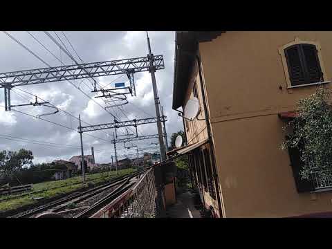 Treno merci cisterna in transito