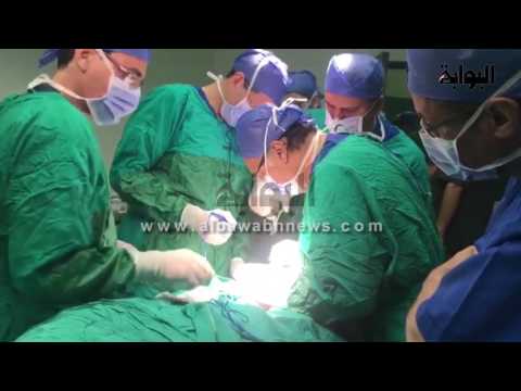 وزير الصحة يجري عملية جراحية لاحد مصابي المنيا