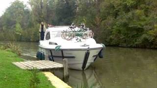 preview picture of video 'La Navigation sur le Canal des deux Mers - Passer une ecluse'