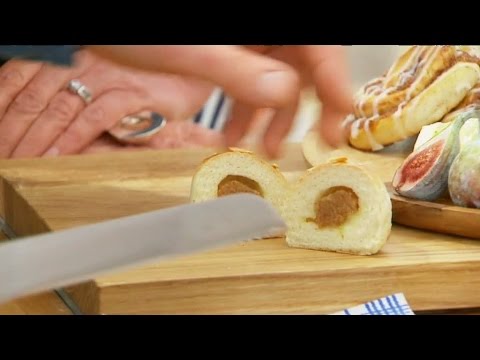 Johan Sörberg och Birgitta Rasmusson provsmakar och bedömer sötebröden - Hela Sverige Bakar (TV4)