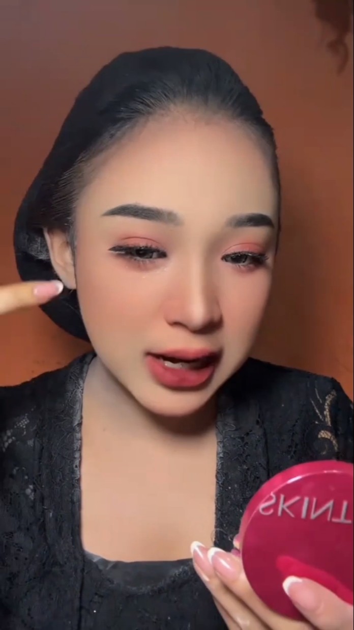 Dapatkan tampilan flawless ala Niken! Ikuti tips makeup-nya yang selalu bikin hasilnya mantap! 💄✨