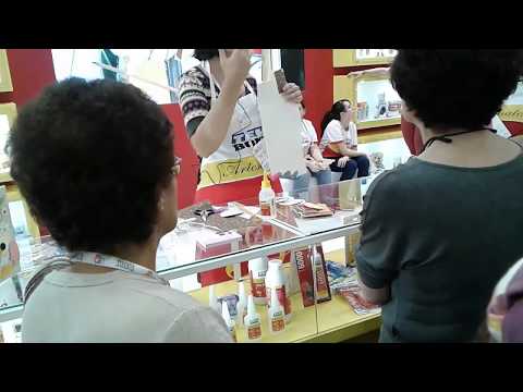 Priscila Cunha na Mega Artesanal. dando demonstração da cola tekBond