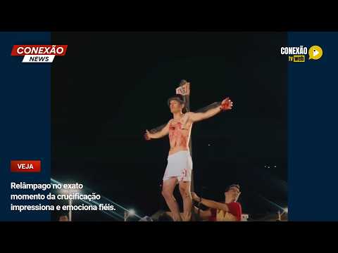 Vídeo: Relâmpago no exato momento da crucificação impressiona e emociona fiéis.
