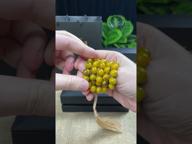 مسباح مسكي أصفر زيتي ببقع خضراء