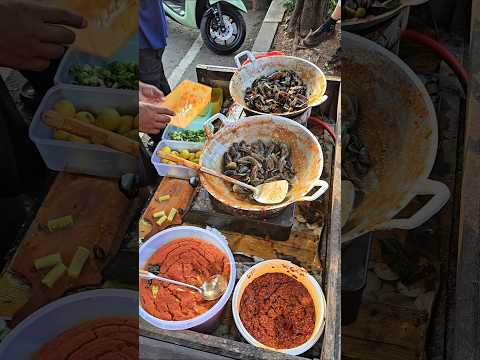 Siapa yang bisa menolak kerang ijo super lezat dari master chef jalanan ini? 🍽️✨ Wajib coba, guys!
