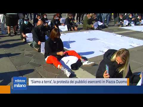 ‘Siamo a terra’, la protesta dei pubblici esercenti in Piazza Duomo
