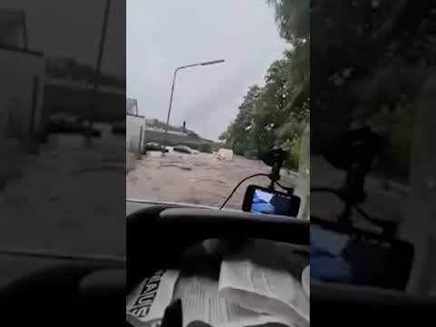 Mann fährt durchs Hochwasser - Kinski kommentiert!