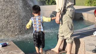 preview picture of video 'Korean Children's Playing in the Water Fountain.'