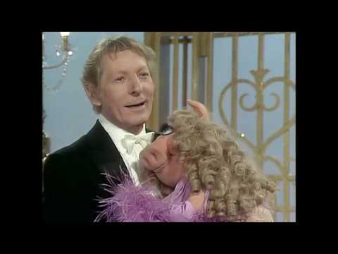Muppet Songs: Miss Piggy and Danny Kaye - Cheek to Cheek