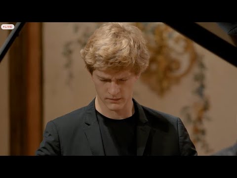 Mozart Piano Concerto No. 21 in C major by Jan Lisiecki