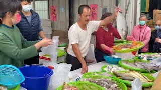 Taiwan Seafood Auction - They Like to Buy Fish From This Guy !