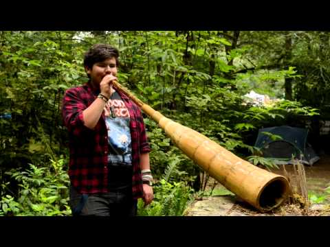 Zachary Bainter Plays a Nomad Multidrone Didgeridoo at Indidjinus