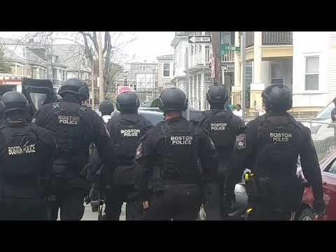 Boston police peacefully remove suspect out of 85 Floyd Street