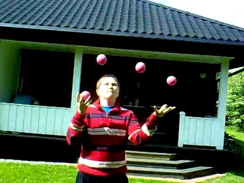 Jesper Pettersson juggle with 4 balls