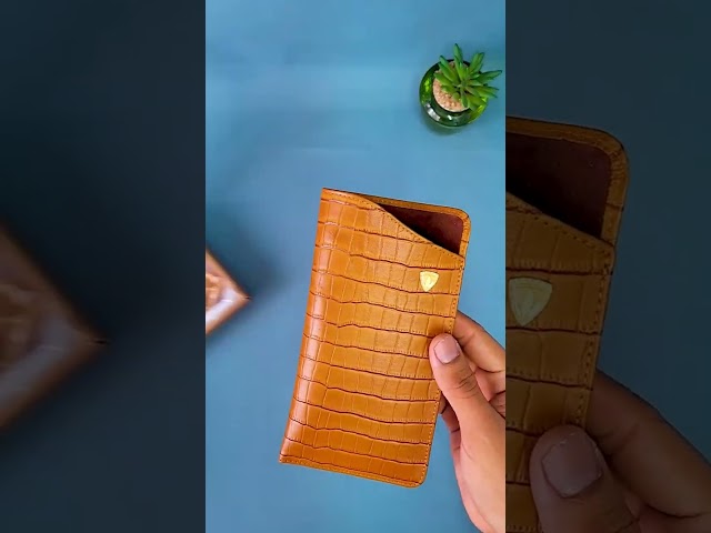 Vídeo relacionado con Funda para Gafas Estrechas para el Cinturón y Portallaves a Juego. De Cuero Hechos Artesanalmente en España. Incluye Funda de tela, 2 Gamuzas de Limpieza y Bote para Líquido de Limpieza de Gafas.