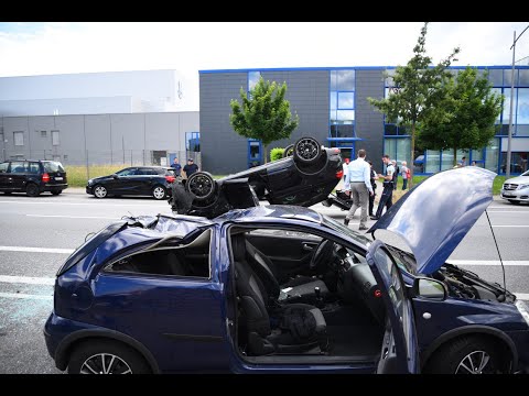 Spektakulärer Crash mit Porsche - 81-jähriger durchbricht Zaun auf dem Gelände eines Autohauses