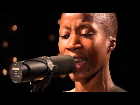 Rokia Traoré - Ka Moun Kè (Live on KEXP)