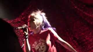Grimes - laughing and not being normal/Circumambient (Boston 11-20-15)