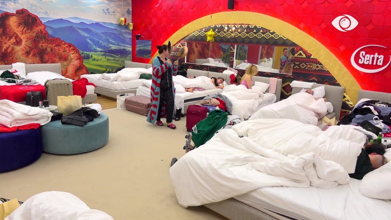 Duke përplasur tiganët, Julia zgjon banorët nga gjumi: Filloi loja