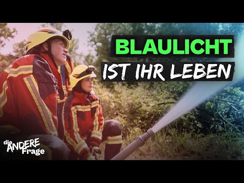 Freiwillige Feuerwehr - Sie trainieren für den Ernstfall | Die andere Frage