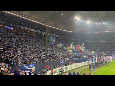Gänsehaut nach Derby: Spieler und Fans singen gemeinsam kennst du den Mythos vom Schalker Markt 🔵⚪️
